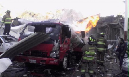 Por lo menos dos muertos y 60 heridos